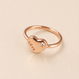 Rose gold prsten LOVE sa srcem i cirkonom